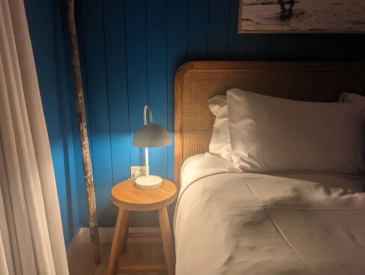 The bedroom by lamplight